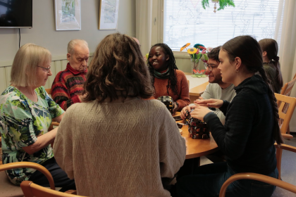 Samil, Claudia, Eddah und ich mit zwei älteren Menschen im Elderly Home